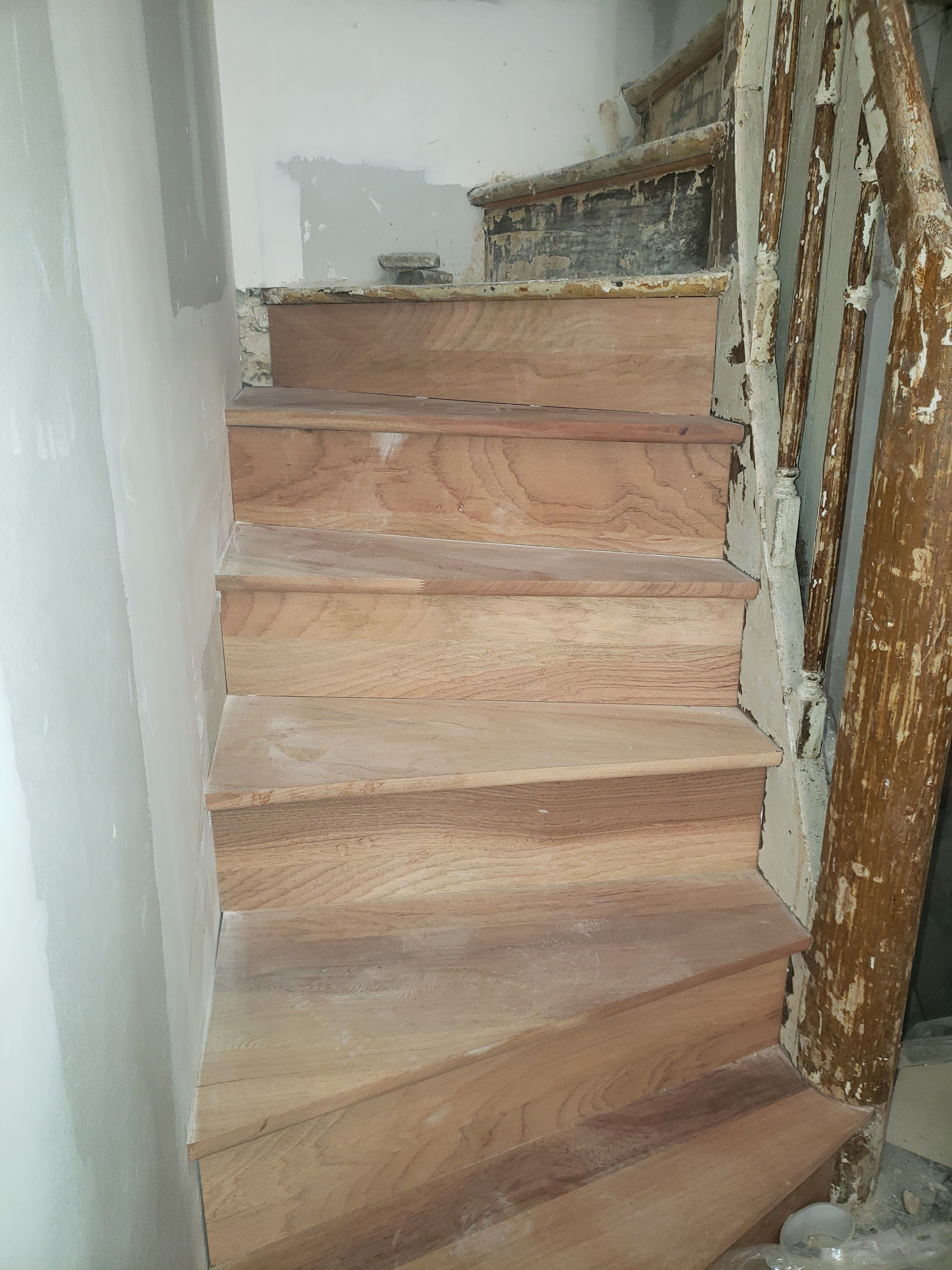 Escalier chêne massif en cours de pose — Roblin Menuiserie