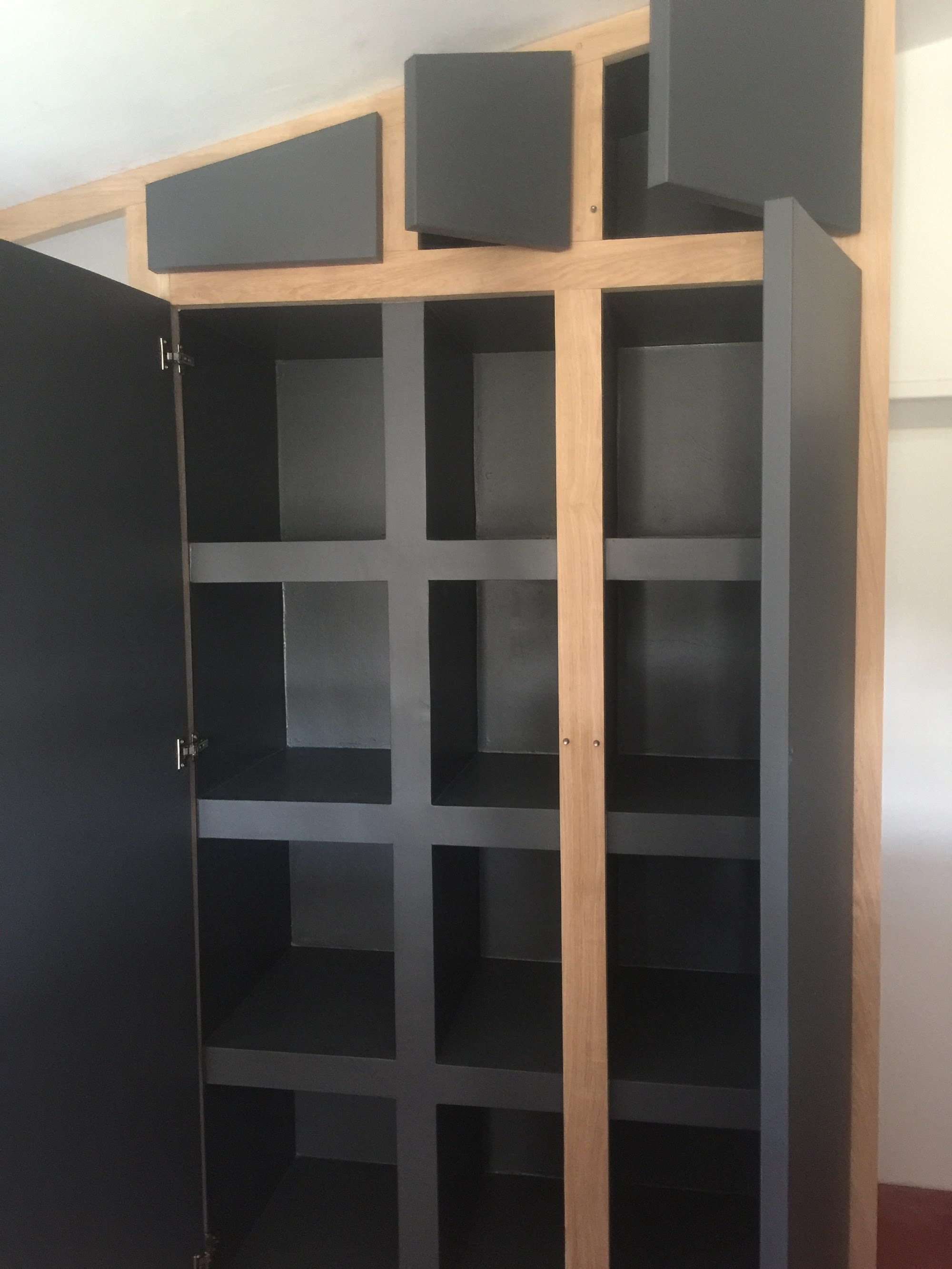 Dressing sur-mesure chêne et façades noires